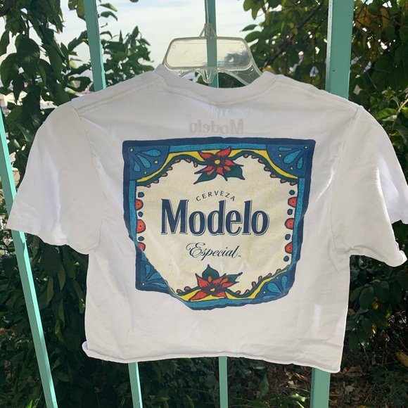 Tilly's Tops - Modelo beer cropped T-shirt